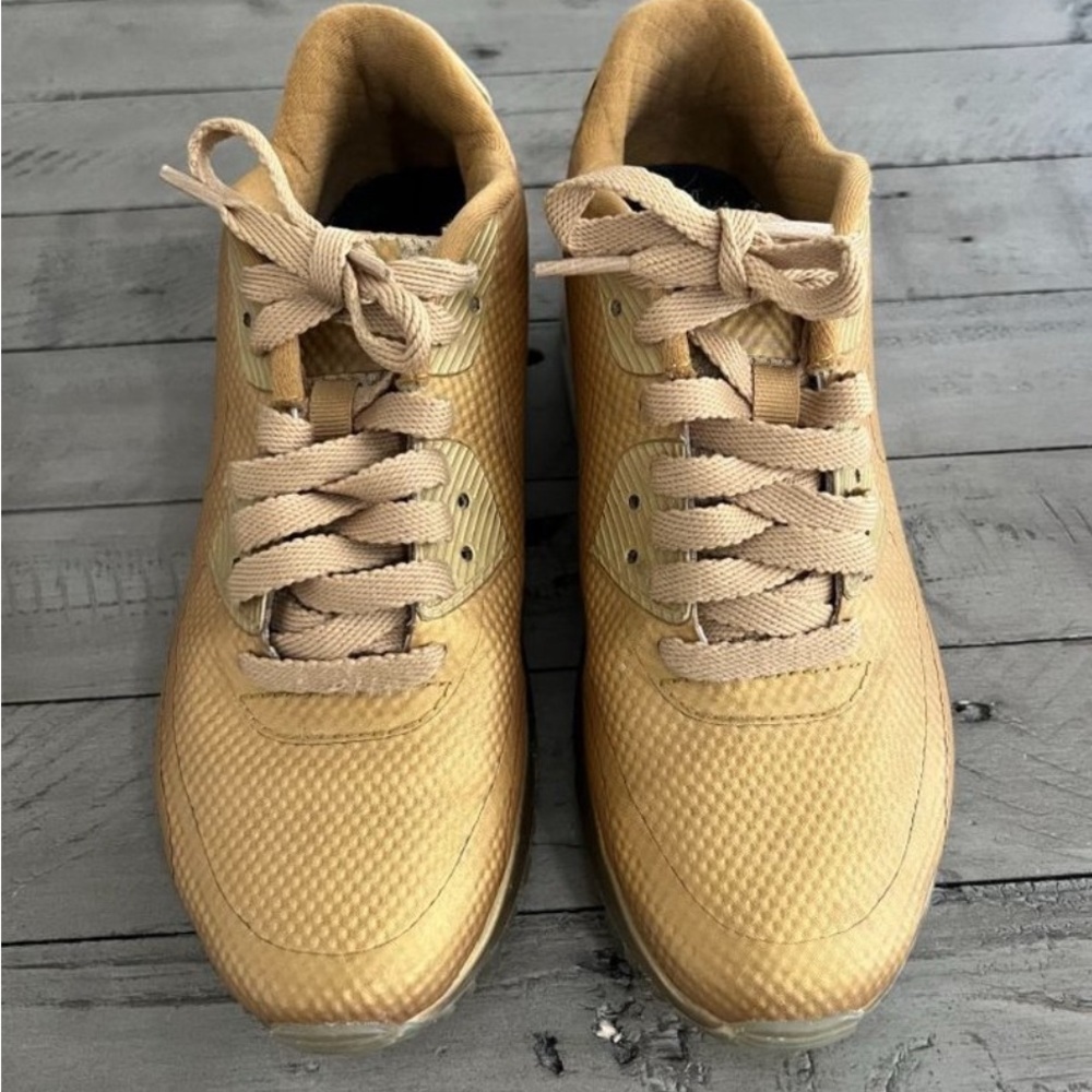 GOLD NIKE AIR MAX 90 HYPERFUSE – Women’s 6.5
